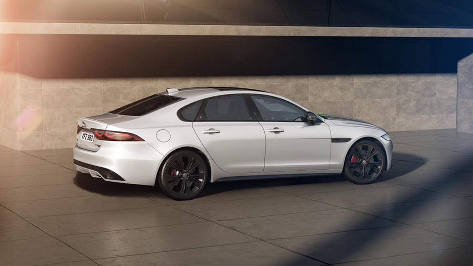 Νέα έκδοση R-Dynamic Black για τις Jaguar XE και XF